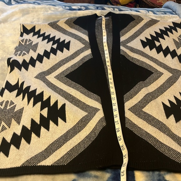 Neiman  Marcus the cashmere collection southwestern modern poncho - Picture 6 of 14